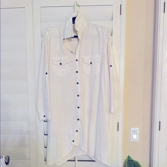 PRICE FIRM 😊White Casual Button Down Shirt with Long Sleeves and Relaxed Fit - Picture 1 of 2